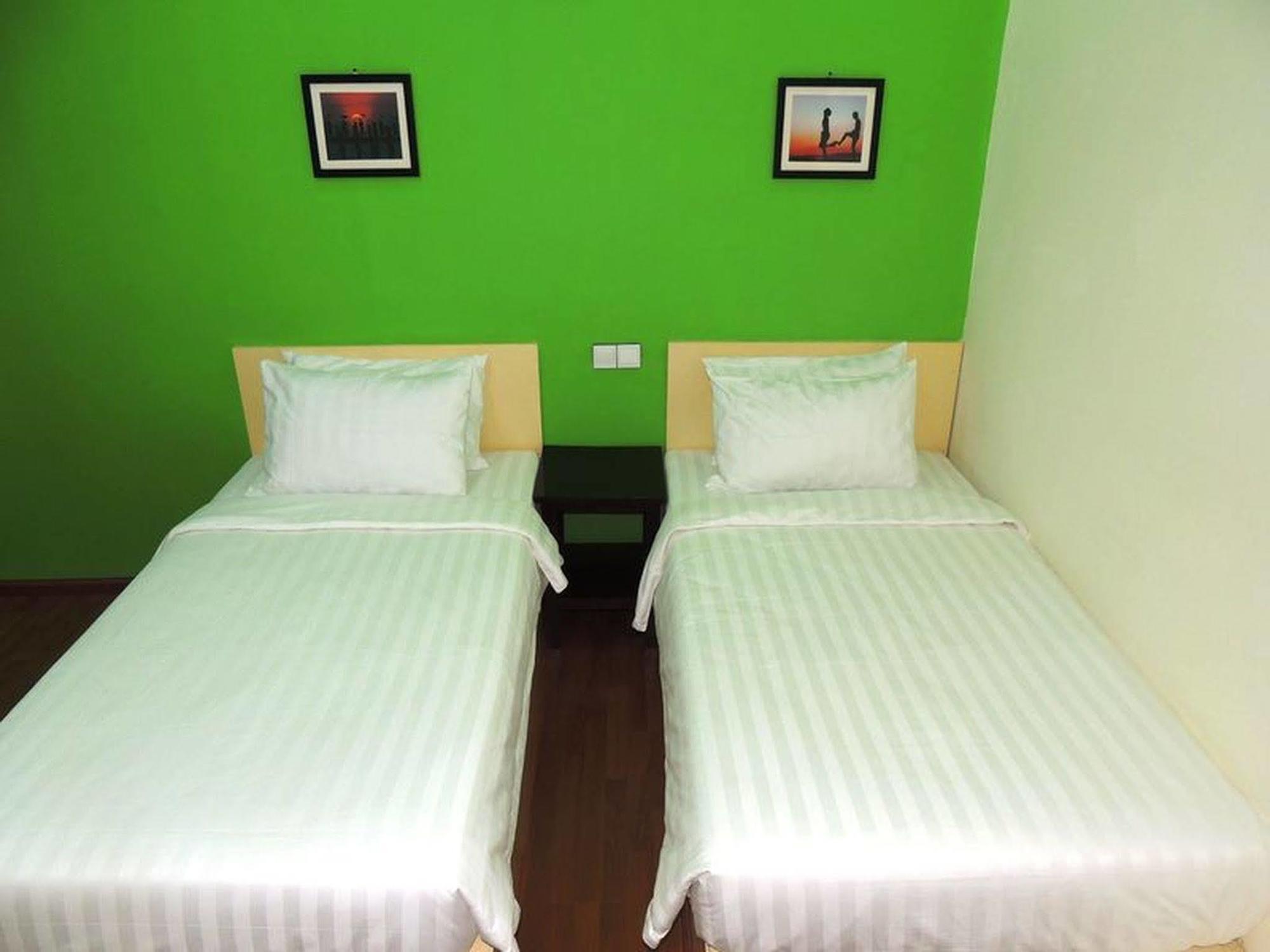 Lotus Bed & Breakfast Янгон Экстерьер фото