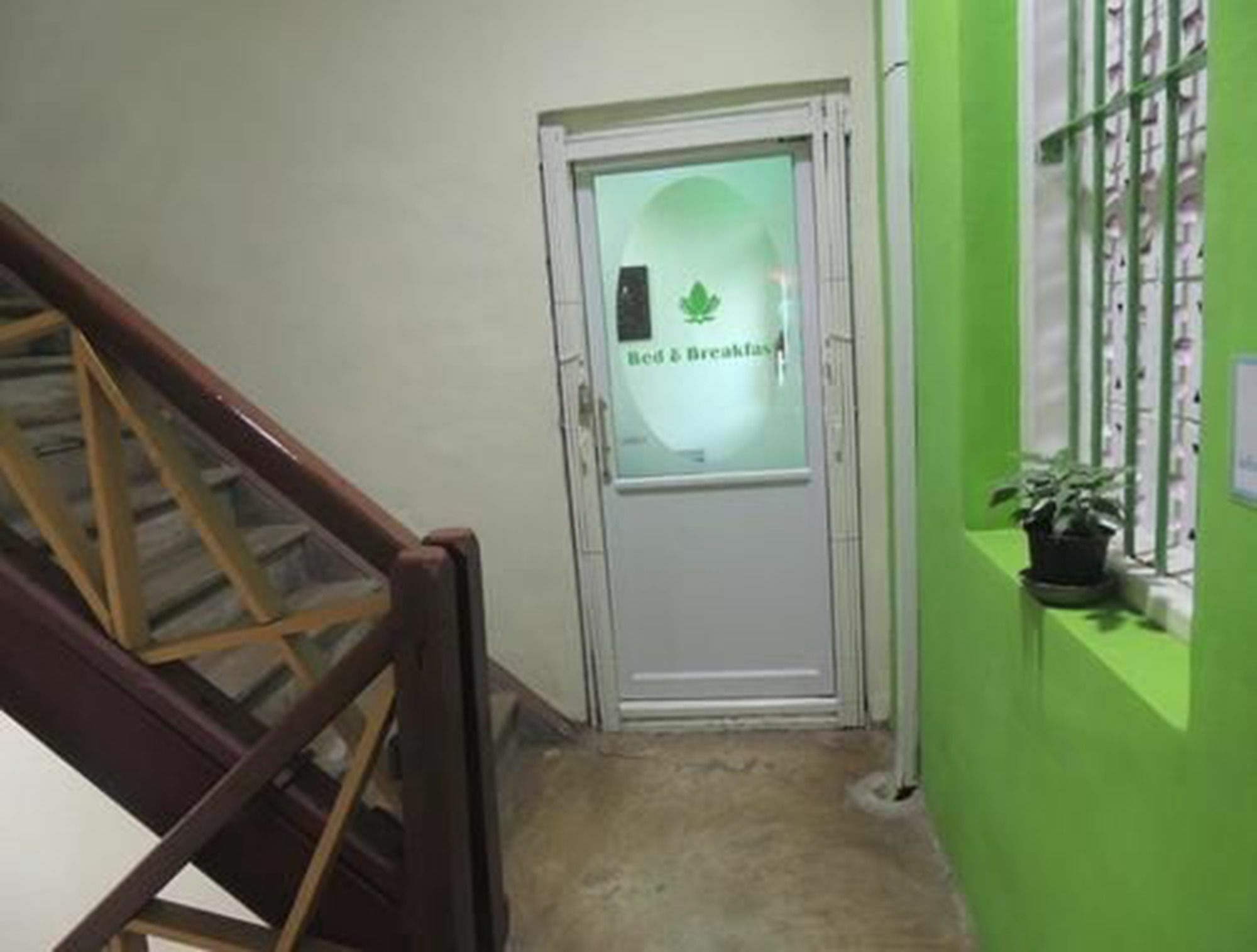 Lotus Bed & Breakfast Янгон Экстерьер фото